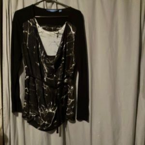 Simply Vera Wang black and white blouse. Excellent condition. Size L. Has tie.